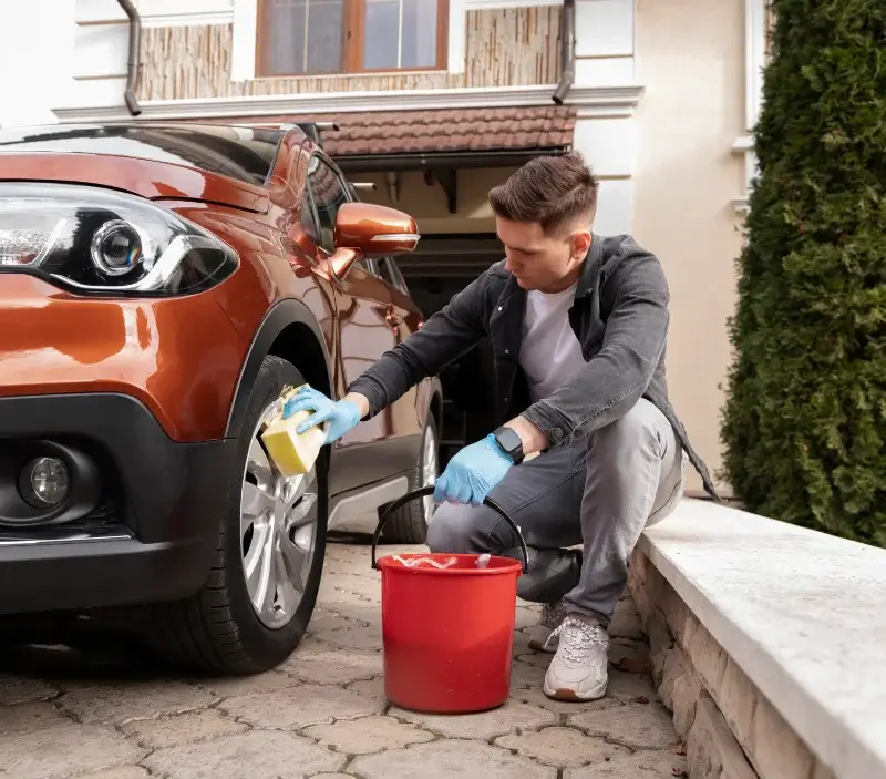 Lavage auto à domicile Girmont-Val-d'Ajol : professionnel intervenant sur un véhicule